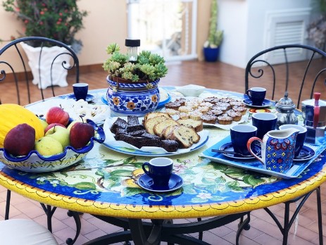 Colazione in terrazza a Casa Falcone