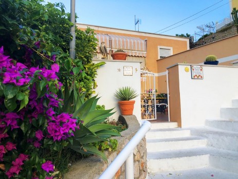 ingresso della casa in Salita Falcone di Ponza