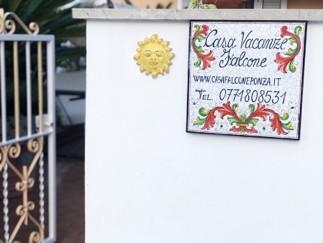 mattonella di benvenuto all'ingresso di Casa Falcone